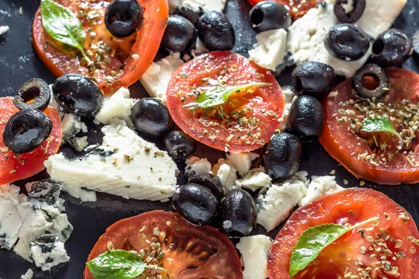 Salada grega com tomate e queijo azul, alimentação saudável, conceito de comida vegetariana — Fotografia de Stock