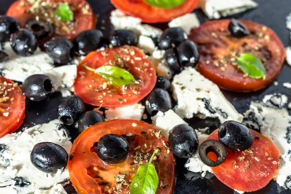 Vegetariánský salát s rajčaty a feta, řecké kuchyně, středomořská jídla — Stock fotografie
