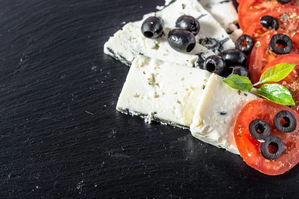 Итальянский салат с помидорами и голубым сыром, концепция вегетарианской кухни — стоковое фото