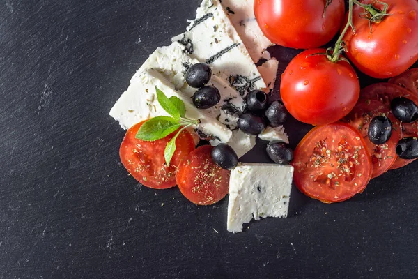 Salada italiana com tomate e queijo azul, conceito de comida vegetariana — Fotografia de Stock