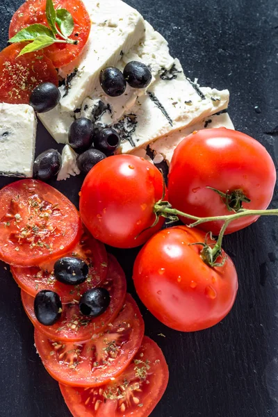 Ingredientes alimentares mediterrânicos, alimentação saudável dieta vegetariana, tomates, azeitonas e queijo azul — Fotografia de Stock