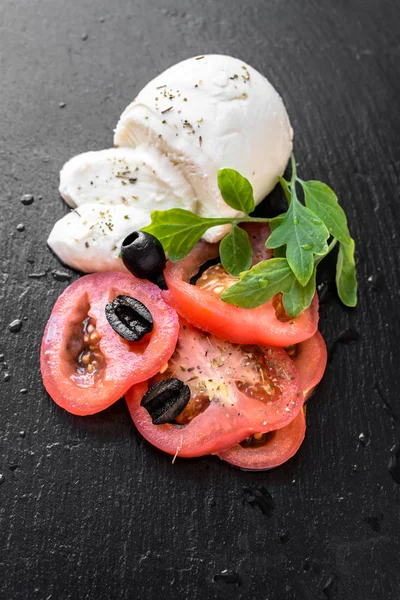 Comida italiana, tomate, mussarela e manjericão, alimentação saudável, dieta vegetariana — Fotografia de Stock