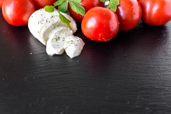 Italské Jídlo Pozadí Mozzarellou Rajčaty Ingredience Pro Salát Caprese — Stock fotografie