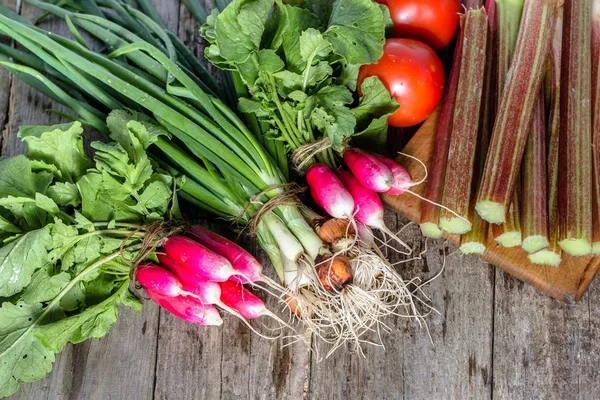 Surtido de verduras del mercado local, concepto de comida vegetariana saludable — Foto de Stock