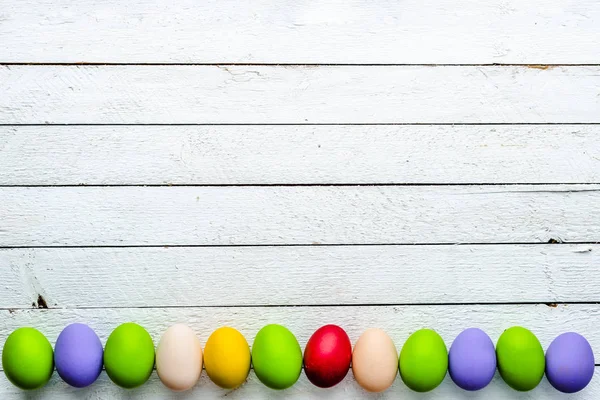 Huevos Pascua Sobre Fondo Madera Decoración Vacaciones Primavera Con Coloridos — Foto de Stock
