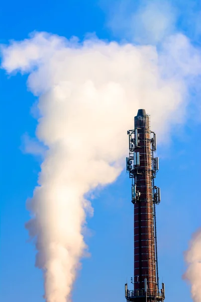 Karbon emisyon - co2, dioksit veya fosil yakıt ile santral baca. Sektöre göre hava kirliliği. Mavi gökyüzü arka plan üzerinde baca ve duman bulutu. — Stok fotoğraf