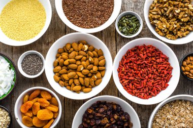 Gıda, superfoods, meyve, meyveler, fındık, tohum, malzemeler sağlıklı kahvaltı seçimi ile tablo