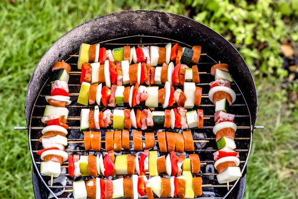 Cibo alla griglia alla griglia, spiedini con verdure e salsiccia, cibo alla griglia con barbecue all'aperto in giardino — Foto Stock