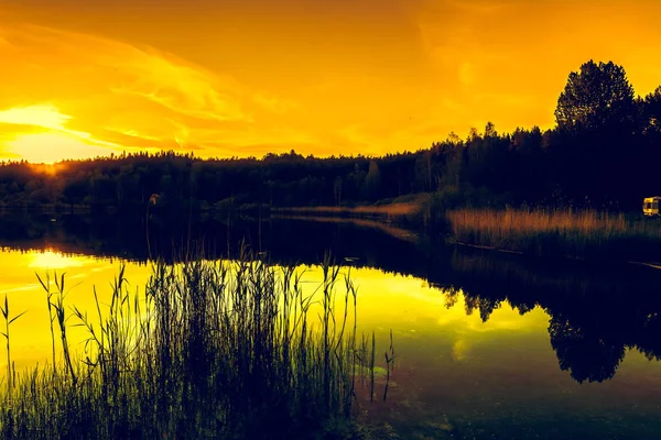 Malowniczy Krajobraz Niebo Zachód Słońca Nad Jeziorem Odbiciem Wodzie Pejzaż — Zdjęcie stockowe