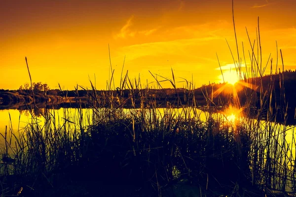 Cielo naranja con puesta de sol, paisaje de la naturaleza alrededor del lago, vista panorámica en el verano — Foto de Stock