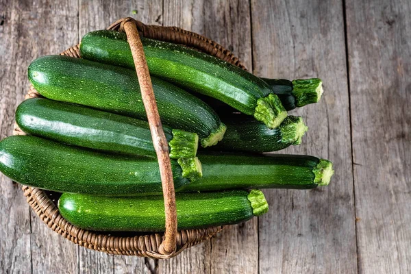 Calabacín fresco, verduras verdes, productos orgánicos frescos de la granja del mercado agrícola, gastos generales en la cesta — Foto de Stock