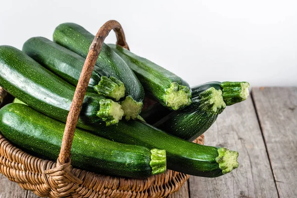 Färsk zucchini, gröna grönsaker, gård färska ekologiska produkter i korgen — Stockfoto