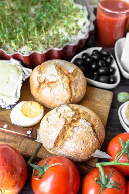 Sağlıklı kahvaltı mutfak masasında, gıda süt ürünleri, meyve, sebze, vejetaryen diyet protein ve vitamin dolu