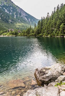 Dağ gölü zümrüt renkli Morskie Oko Tatra Dağları olarak temiz su ile peyzaj
