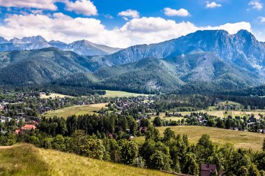 Hiking trail dağlardan dağ Gubalowka, yaz tatili Zakopane vadide manzaraya tepesine peyzaj
