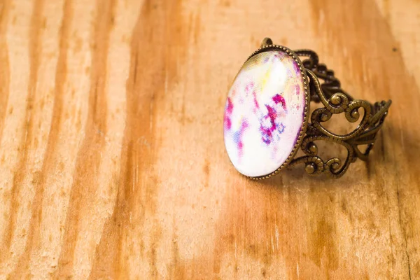 Jóias retro, anel com ouro antigo sobre fundo de madeira — Fotografia de Stock