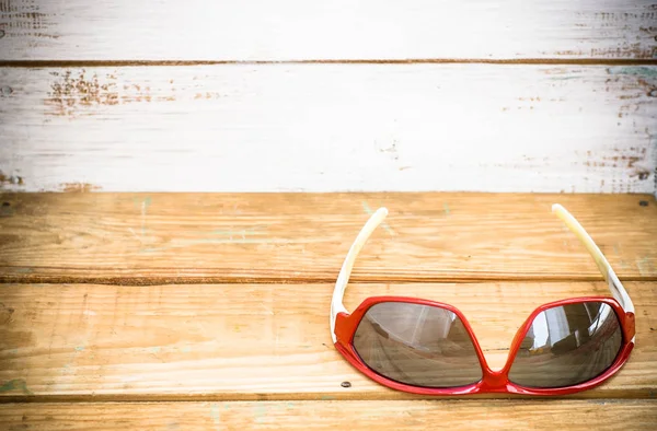 Óculos Sol Com Moldura Vermelha Estilo Vintage Pranchas Madeira Fundo — Fotografia de Stock