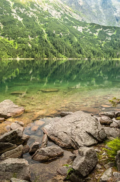 Paesaggio della riva del lago di montagna con acqua limpida in montagna, Morskie Oko, Tatra, Polonia — Foto Stock