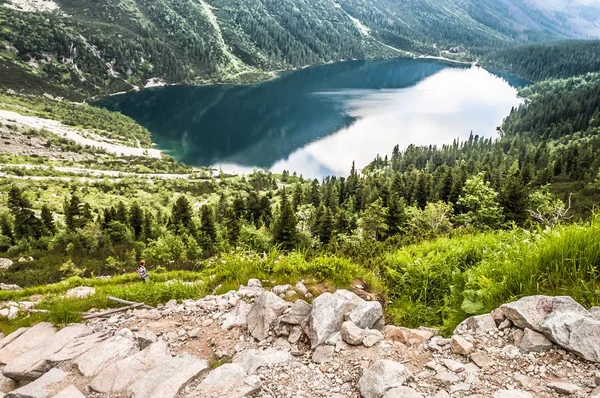 波兰 Tatra 山, 风景 Morskie 开元湖, 从足迹近 Czarny 秸秆下 Rysy — 图库照片