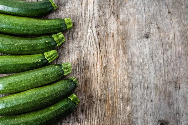 Färsk zucchini, gröna grönsaker på lokala bondens marknad, nyskördade zucchini, sommar squash — Stockfoto