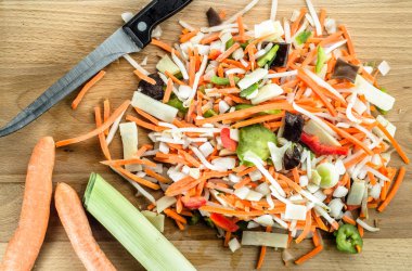 Şeritler ahşap tahta üzerinde Çin sebze dilimlenmiş