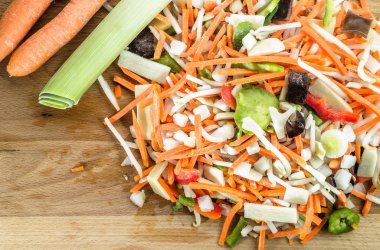 Şeritler ahşap tahta, üstten görünüm üzerinde Çin sebze dilimlenmiş