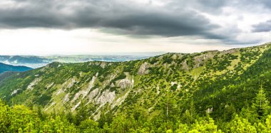 Dağ sırtı orman, Dağları Panoraması ile bahar yeşil peyzaj