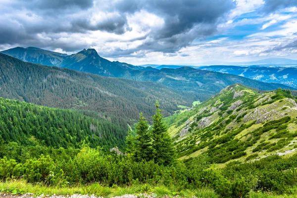 Tatry, krajobraz z góry na tle nieba — Zdjęcie stockowe
