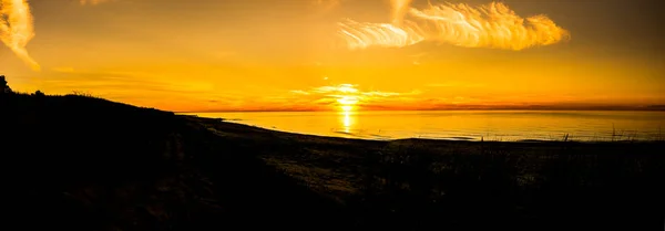 Силуэт Закатного Пляжа Панорама Солнцем Небе Идущем Морю Летний Фон — стоковое фото