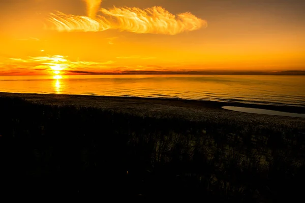 Sylwetka Zachód Słońca Plaża Krajobraz Niebo Pomarańczowy Słońce Będzie Morzu — Zdjęcie stockowe