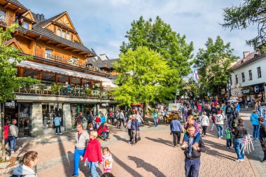 Zakopane, Polonya - 18 Ağustos 2016: Zakopane, Krupowki street yaz aylarında insan kalabalığı. Turistler, alışveriş merkezi folklor stil ve eski mimari ile yaya mesire