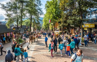 Zakopane, Polonya - 18 Ağustos 2016: Kalabalık turist Zakopane, yaz aylarında Krupowki sokak. İnsanlar, alışveriş merkezi folklor stil ve eski mimari ile yaya mesire