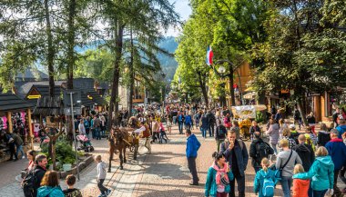 Zakopane, Polonya - 18 Ağustos 2016: Kalabalık turist Zakopane, yaz aylarında Krupowki sokak. İnsanlar, alışveriş merkezi folklor stil ve eski mimari ile yaya mesire