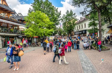 Zakopane, Polonya - 18 Ağustos 2016: Kalabalığın Krupowki sokakta. Zakopane turist 2016 yaz sezonu