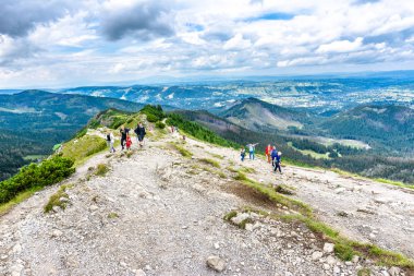 Zakopane, Polonya - 16 Ağustos 2016: Grup yürüyüşçü Tatra Dağları, Polonya yürüyüş iz hiking Dağı'nda