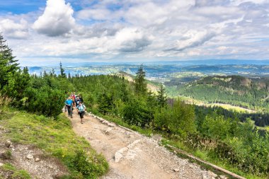Zakopane, Polonya - 16 Ağustos 2016: Tur Tatra Dağları trekking iz, hiking üzerinde yürüyüşçü ile seyahat ve Turizm arka plan
