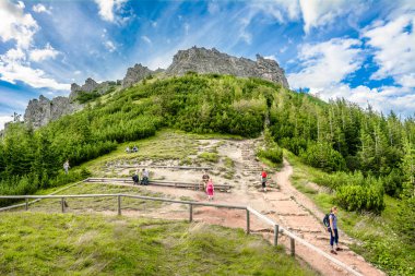 Zakopane, Polonya - 14 Ağustos 2016: Tatra Dağları, yaz manzara, Polonya trekking dağ, üstündeki iz hiking üzerinde turist grup