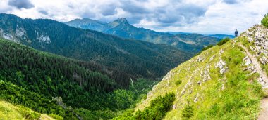 Zakopane, Polonya - 16 Ağustos 2016: dağlar, insanlarda seyahat adam hiker cephedeki Dağı nın izinde panorama