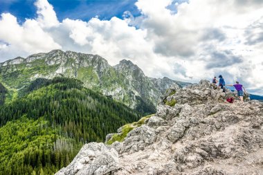 Zakopane, Polonya - 14 Ağustos 2016: Grup yürüyüş yapan kişi veya aile dağ, Baba yardım kız, tehlikeli dağlar ve kayalar üstünde