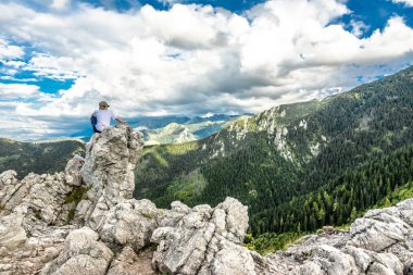 Zakopane, Polonya - 14 Ağustos 2016: Genç adam hiker dağ taş, Dağları, başarı kavramı'nın panoramik uzak manzara üstünde