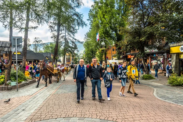 Zakopane Pologne Août 2016 Une Foule Personnes Zakopane Rue Krupowki — Photo