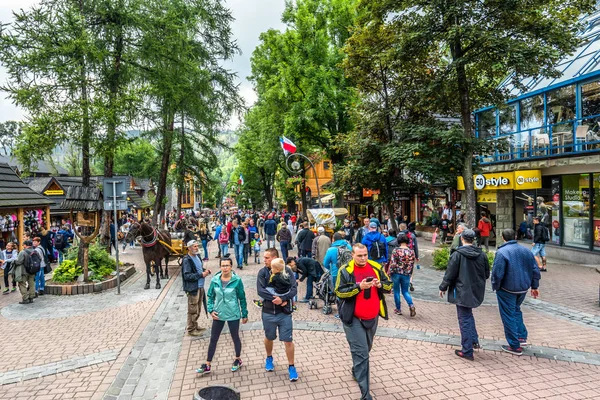 ZAKOPANE, POLONIA - 18 de agosto de 2016: Multitud de turistas en la calle Krupowki. Zakopane en la temporada de verano 2016 —  Fotos de Stock