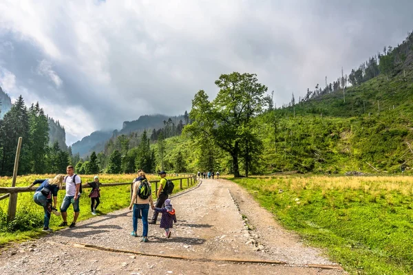 Zakopane, Polonya - 15 Ağustos 2016: Dağ yürüyüşçüler iz Tatra Dağları, hiking Polonya'da hiking