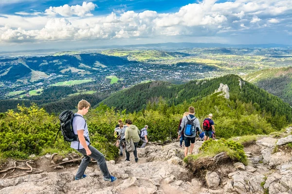 Zakopane, Polska - 14 sierpnia 2016: Grupę turystów na szlaku w górach, Turystyka, trekking w Tatrach, panoramiczny widok na dolinę Zakopane, Polska — Zdjęcie stockowe