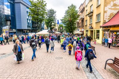 Zakopane, Polonya - 17 Ağustos 2016: Zakopane, şehir merkezi mağazaları, insanlar, turist mountain resort, yaz Polonya ile sokak ile turizm sezonunda