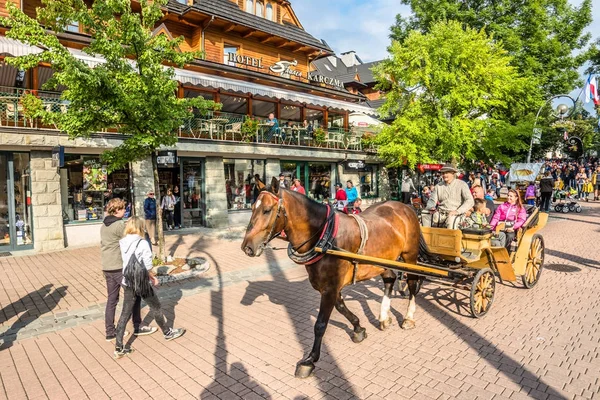 ZAKOPANE, POLOGNE - 17 AOÛT 2016 : Promenade du centre-ville de Zakopane, Les touristes profitent d'une promenade en calèche dans la rue Krupowki pendant la saison estivale — Photo
