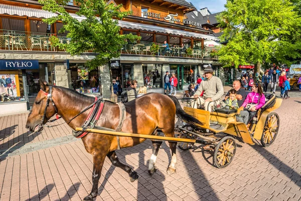 ZAKOPANE, POLOGNE - 17 AOÛT 2016 : Promenade de Zakopane, touristes en calèche dans la rue Krupowki pendant les vacances d'été, attractions touristiques — Photo