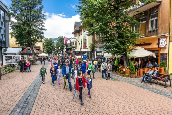 ZAKOPANE, POLONIA - 17 de agosto de 2016: Temporada turística en Zakopane, centro de la ciudad con tiendas, calle con gente, resort turístico de montaña, verano en Polonia —  Fotos de Stock