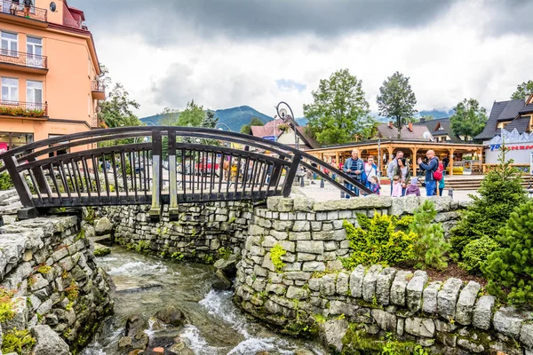 Zakopane, polen - 17. august 2016: touristische saison in zakopane, stadtzentrum, straße mit menschen, touristischer bergort, sommer in polen — Stockfoto