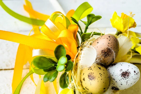 Fond de Pâques avec des œufs de Pâques de printemps et des fleurs sur une table en bois — Photo